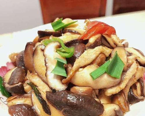 土豆香菇烧肉的美味做法（一道简单易学的家常菜）