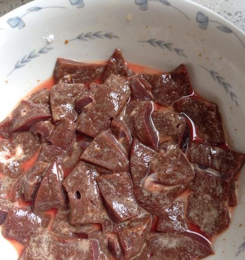 做一锅营养美味的香菇肉片猪肝汤（家常美食）