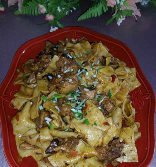 小家碧玉亲自下厨，香味四溢、营养丰富的香菇肉肠焖面（小家碧玉亲自下厨）