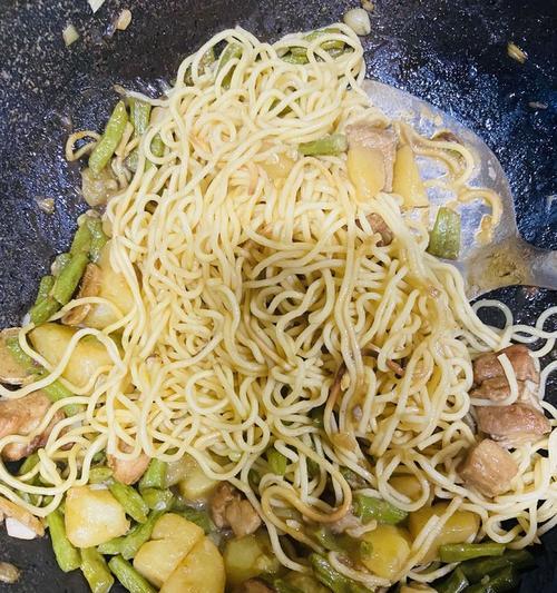 小家碧玉亲自下厨，香味四溢、营养丰富的香菇肉肠焖面（小家碧玉亲自下厨）