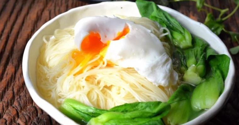 美味健康的香菇青菜鸡蛋面（家庭厨房里的营养佳肴）