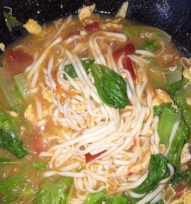 美味健康的香菇青菜鸡蛋面（家庭厨房里的营养佳肴）