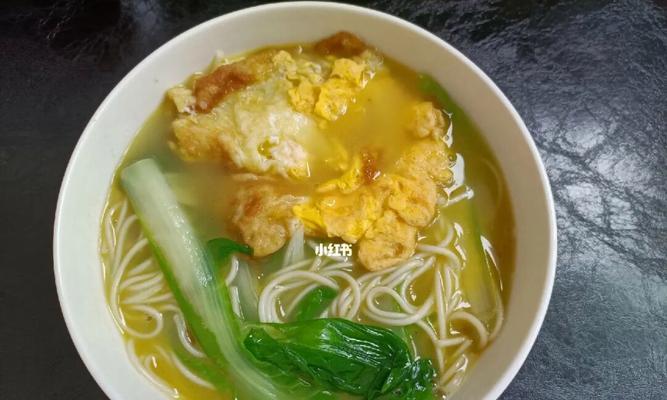 美味健康的香菇青菜鸡蛋面（家庭厨房里的营养佳肴）