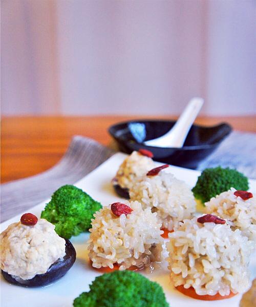 香菇糯米丸子的制作方法（用香菇和糯米打造鲜美丸子）