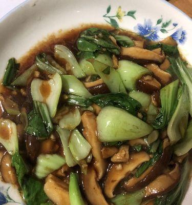 家常美食（用新鲜油菜和多种香料烹制）