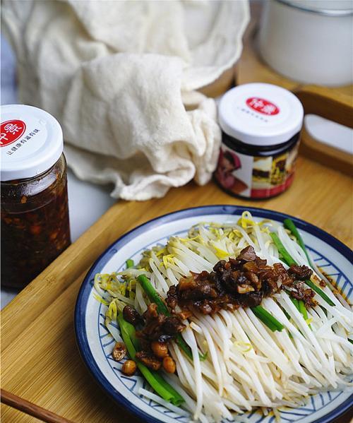 香菇绿豆芽的美味做法（清爽绿色）