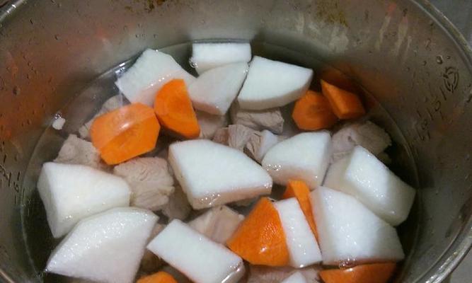 营养美味的香菇萝卜排骨汤（寒冬必备的暖身汤）