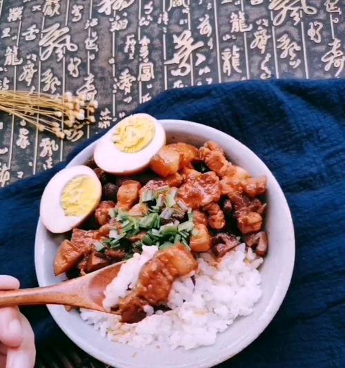 如何制作美味的香菇卤肉饭（用新鲜食材）