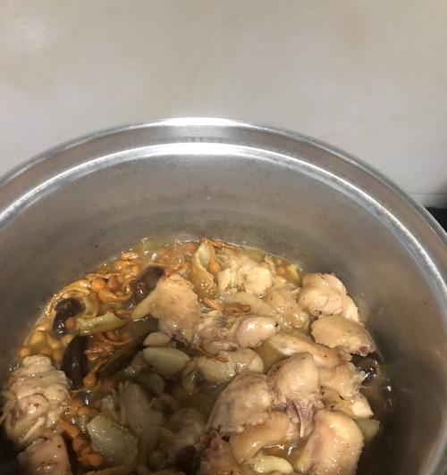 香菇栗子焖鸡翅的做法（美味香糯）