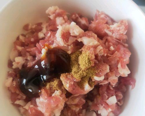 用香菇酱肉制作美味佳肴的方法（掌握这道美食的窍门）