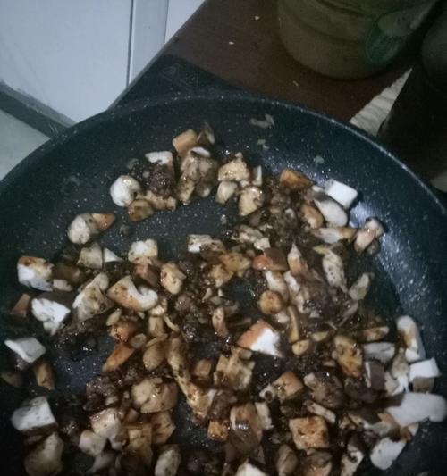 用肉末香菇酱做出美味佳肴（掌握肉末香菇酱的烹饪技巧）
