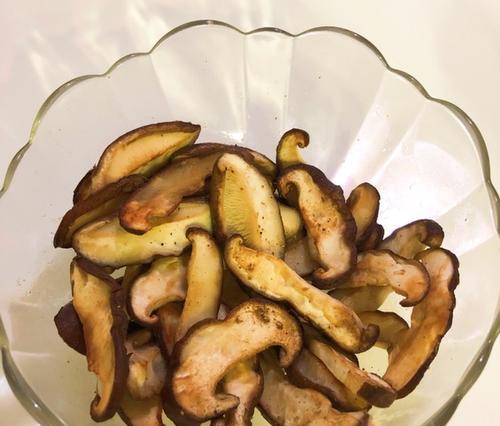 香菇酱爆茄子，美味又健康（用新鲜茄子和自制香菇酱）