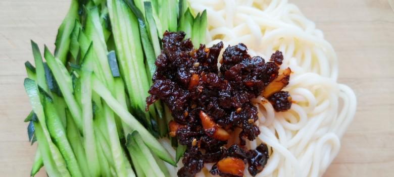 香菇酱拌面，家常美食的经典之选（15分钟学会制作）