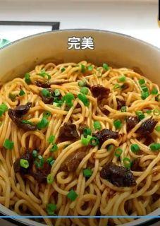香菇酱拌面，家常美食的经典之选（15分钟学会制作）