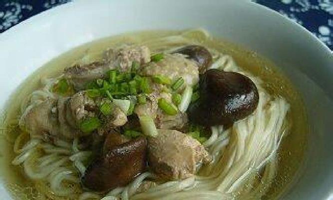 如何制作美味的香菇鸡丝汤面（简单易学）