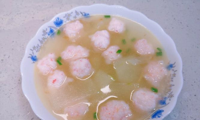 清爽美味白萝卜丝虾丸汤（家庭料理的好选择）