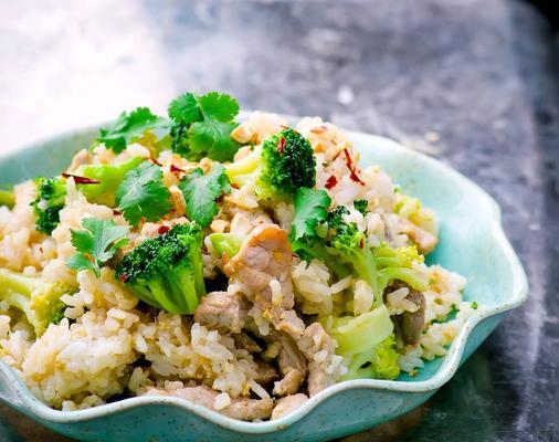 美味可口的虾仁猪肉蔬菜炒饭（简单易学的家常美食）