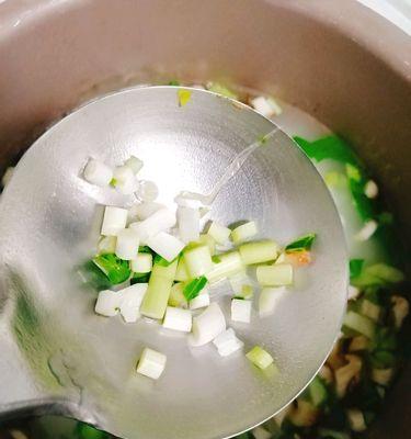 美味清爽的虾仁小白菜汤，让你畅享美食之旅（健康营养的家常美食）