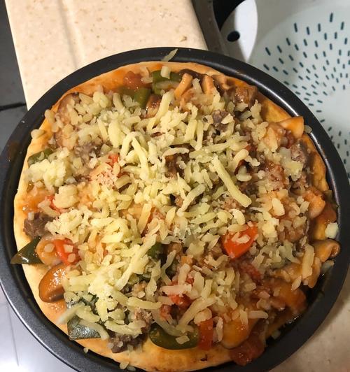 虾仁田园披萨的制作方法（做一份美味健康的田园风味披萨）