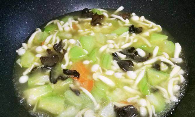 美味健康的虾仁丝瓜菌菇汤（家常菜肴）