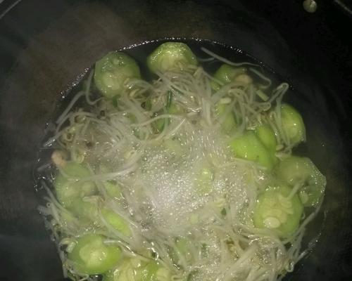 美味健康的虾仁丝瓜菌菇汤（家常菜肴）