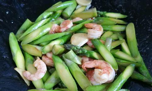 美味健康的虾仁青椒炒芦笋（家常菜谱分享）