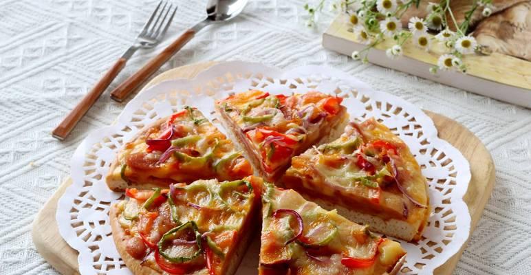 美味虾仁培根火腿披萨的制作方法（用新颖食材和小技巧制作披萨）