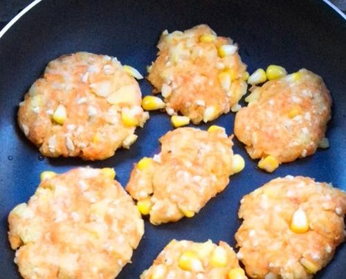 美味健康，虾仁木耳蔬菜饼的制作方法（一份营养丰富的家常小吃）