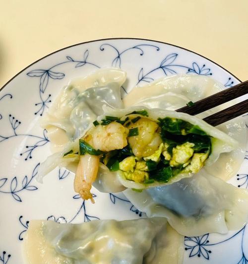 虾仁韭菜鸡蛋馅儿饺子的制作方法（传统美食的经典口感）