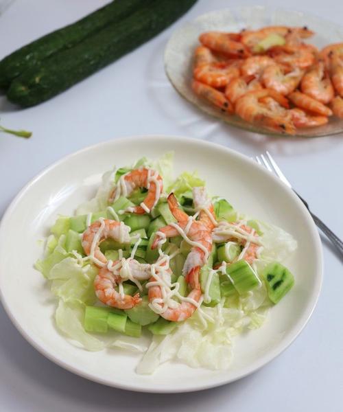 美味可口的虾仁黄瓜口袋饼（简单易做的美食）