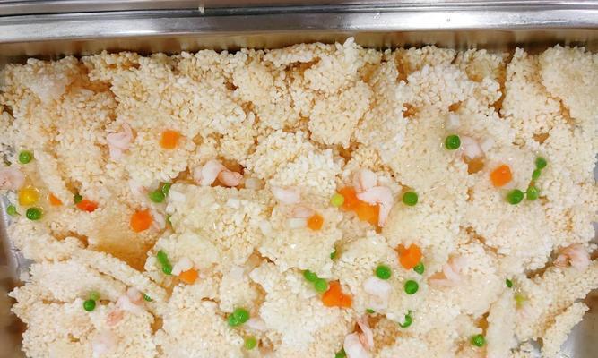 香脆美味，以虾仁锅巴为主料的家常小食