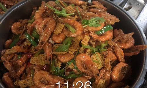 香脆美味，以虾仁锅巴为主料的家常小食