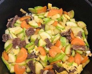 美味健康的蔬菜炒肉丁（以西葫芦）