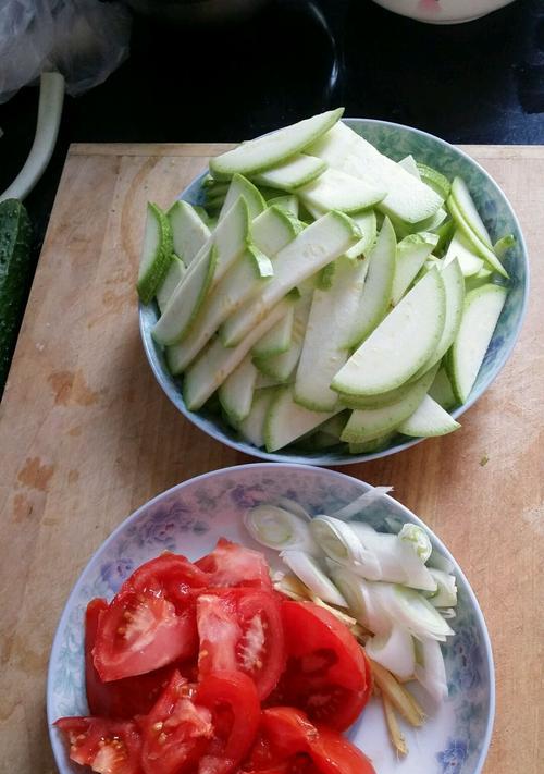 以西葫芦对对碰西红柿，美食大对决（品味清新蔬菜的美味）