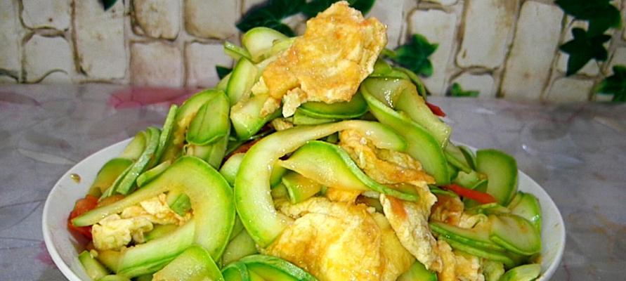 以西葫芦对对碰西红柿，美食大对决（品味清新蔬菜的美味）