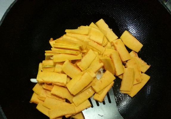 以西葫芦炒南瓜皮，健康美味（传统家常菜）