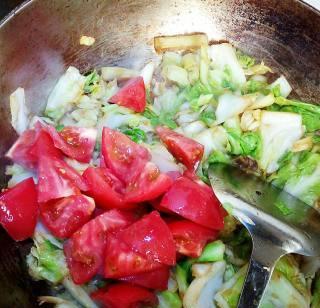 做出营养又美味的西红柿煮白菜（热量低、口感好、简单易学）