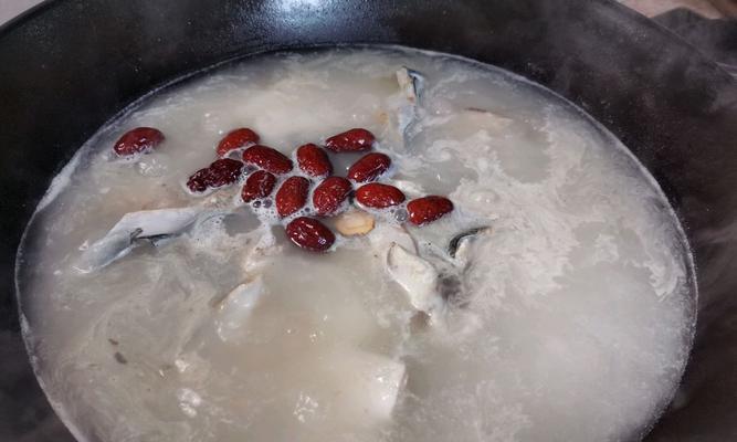 如何制作美味的西红柿鱼头汤（做法详解）