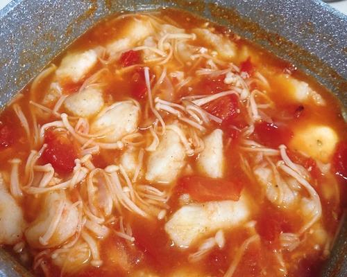 做一碗美味鲜香的西红柿鱼汤粉（家庭厨房里的经典美食）