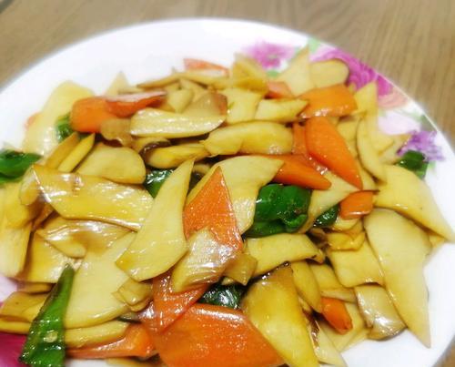 健康营养的西红柿杏鲍菇鱼汤（美味佳肴）