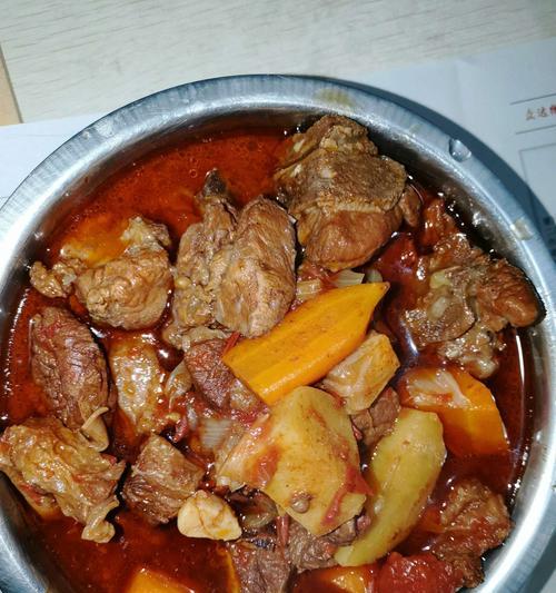 美味营养的西红柿土豆炖牛腩（家庭厨房必备的健康食谱）
