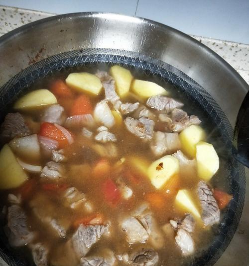 美味营养的西红柿土豆炖牛腩（家庭厨房必备的健康食谱）