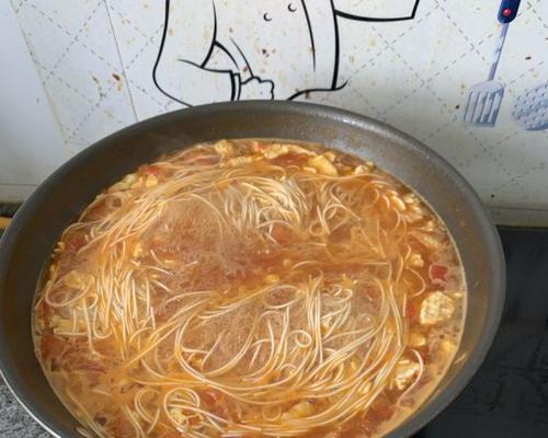 如何制作美味肉丝西红柿汤面（简单易学的汤面制作方法）