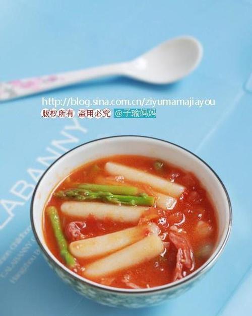以丝瓜西红柿汤为主题的美食探秘（一碗健康清爽的暑期美味）
