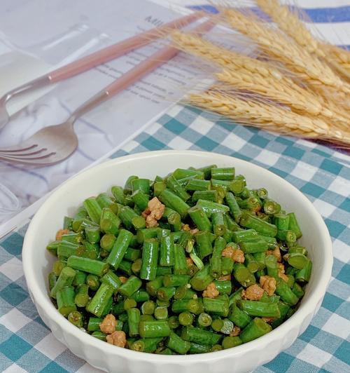 美食做法大揭秘——西红柿水煮老豇豆（健康营养又美味）