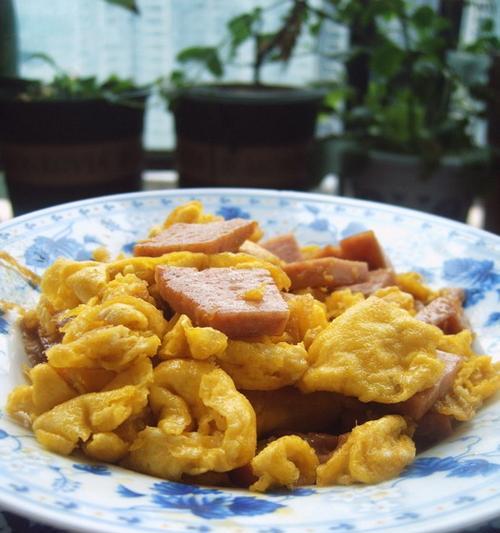 美味午餐，以西红柿平菇炒午餐肉（简单易学）