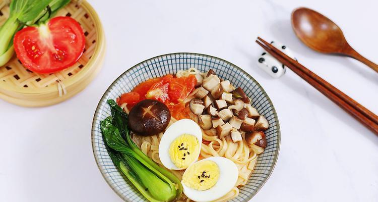 尝鲜·以西红柿浓汤面的制作方法（健康美味的家庭自制面条）