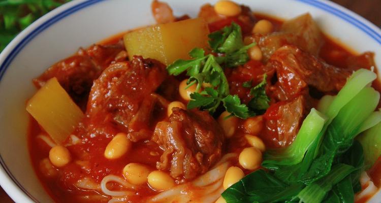 如何做一碗美味的西红柿牛肉汤面（简单易学的家常美食制作）