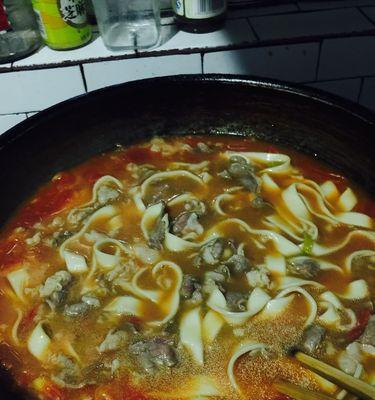 如何做一碗美味的西红柿牛肉汤面（简单易学的家常美食制作）