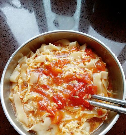 简单易做的西红柿面条（快速上手的家常菜谱）